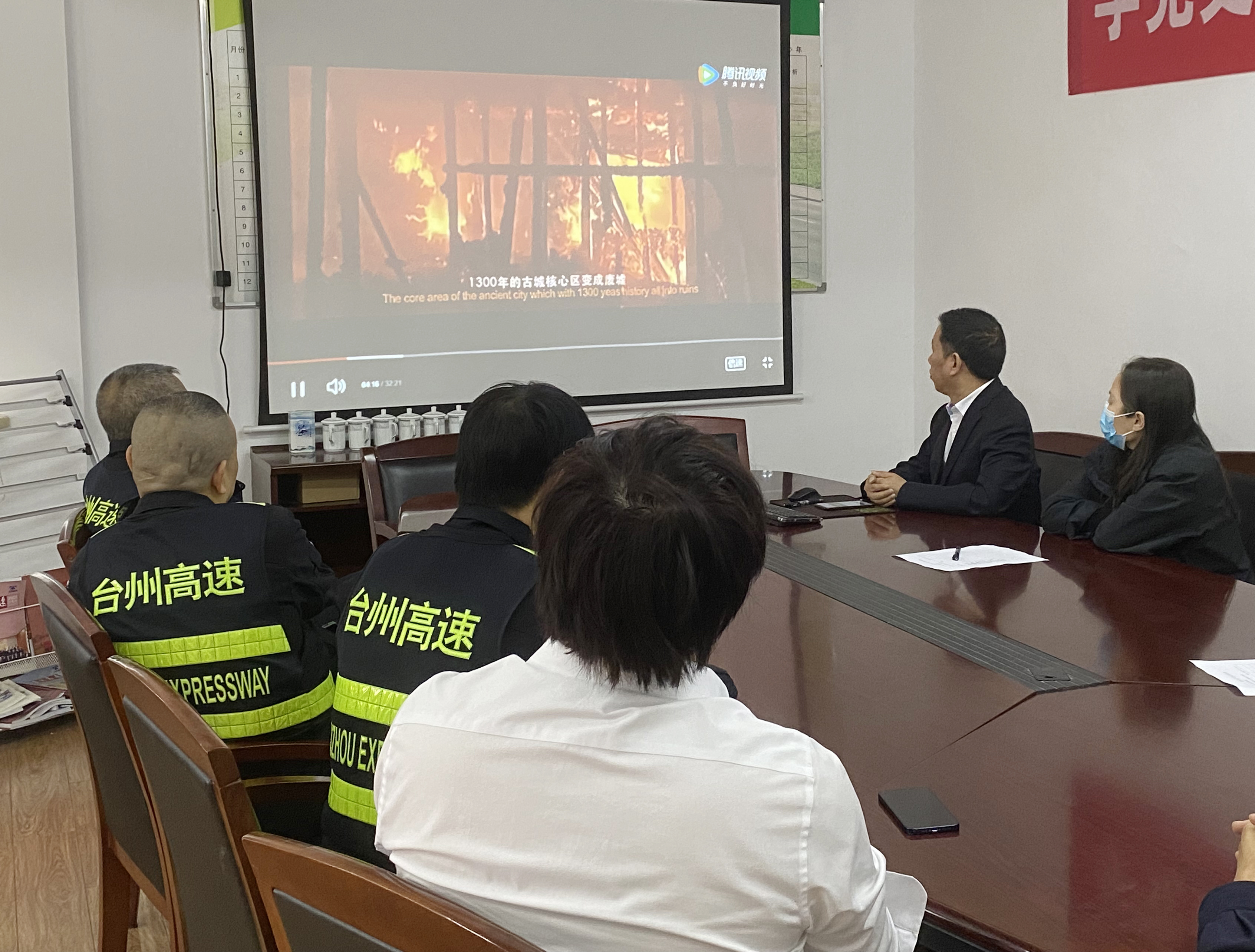 1669019892746272.jpg 觀(guān)看消防視頻林玲攝.jpg