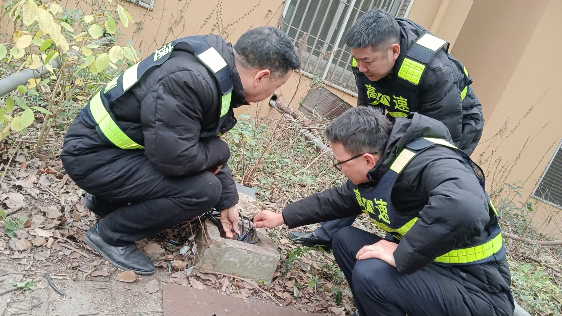1705888252447155.jpg 蓄水池水位線(xiàn)檢查 毛洪迅.jpg