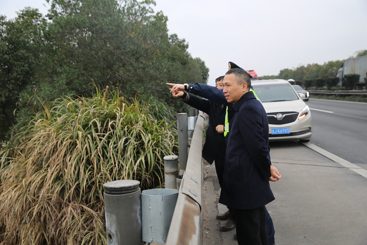 張總在踏勘院橋服務區(qū)選址_副本.jpg